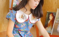 往下边塞水果走路